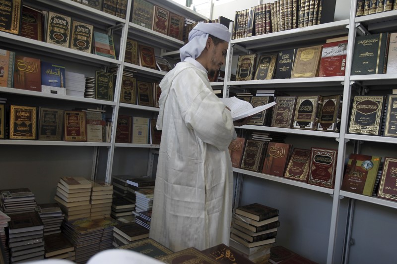 © Reuters. مصادرة كتب في معرض الجزائر للكتاب يكشف الحوارات عن الاستقرار