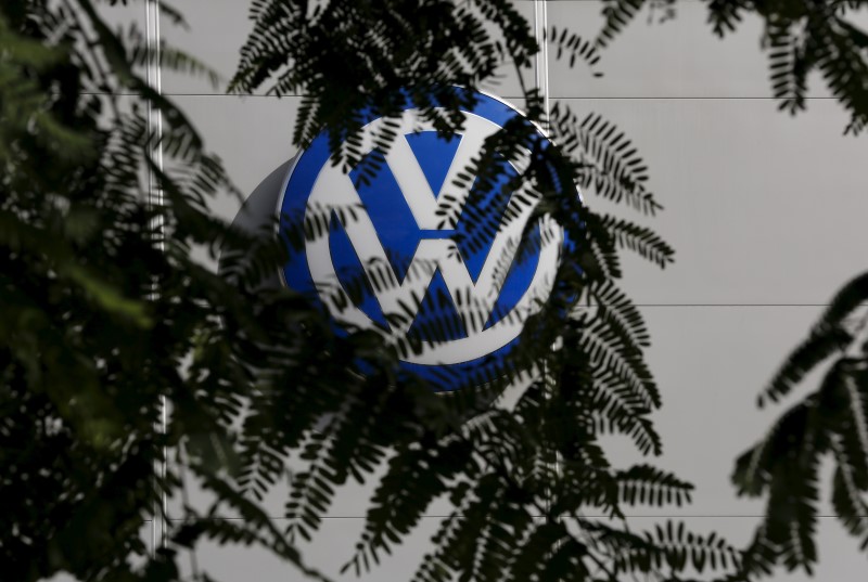 © Reuters. A logo of VW is pictured at a Volkswagen dealership in Camas