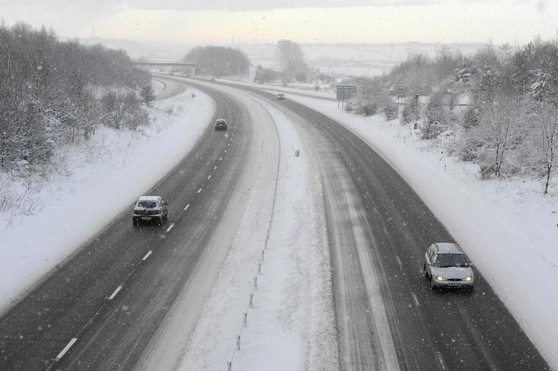 © Reuters. Vehicles are driven through snow on the A1 road near Durham