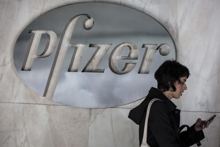 © Reuters. The Pfizer logo is pictured at their building in the Manhattan borough of New York
