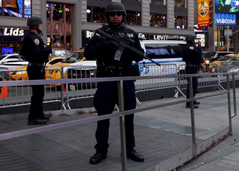 © Reuters. شرطة نيويورك تقول إنها على علم بفيديو الدولة الاسلامية لكن لا يوجد تهديد محدد