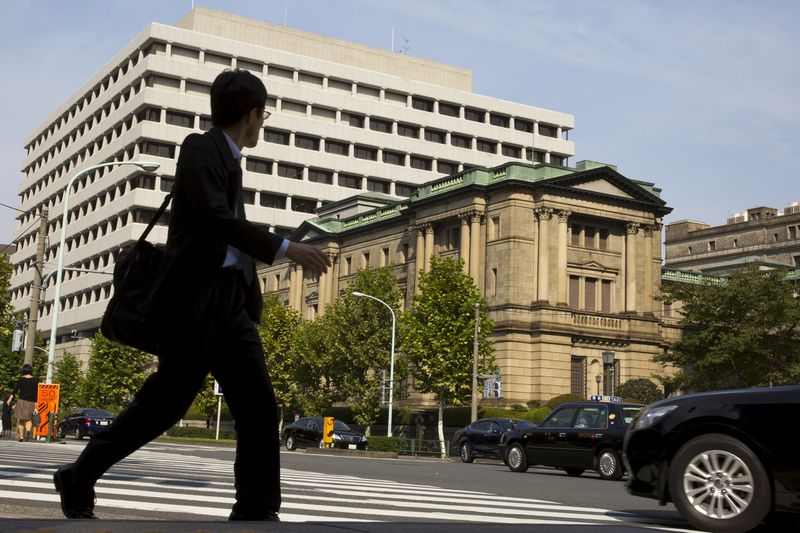 © Reuters. Japón mantiene su política monetaria pese a volver a la recesión