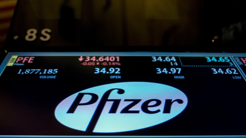 © Reuters. Pfizer y Allergan aceleran negociaciones antes de que EEUU endurezca normas fiscales 