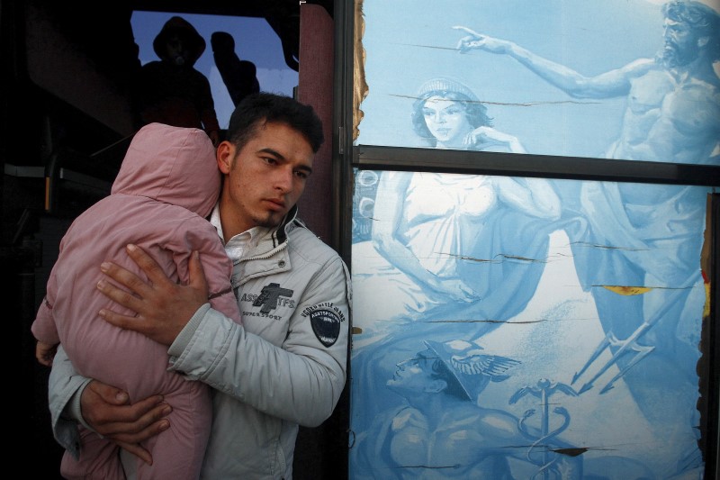 © Reuters. Serbia y Macedonia dejan pasar sólo a sirios, iraquíes y afganos