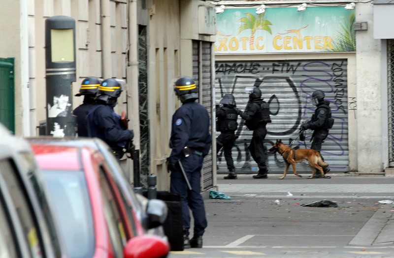 © Reuters. La redes sociales, conmovidas por la muerte de una perra policía en redada en París