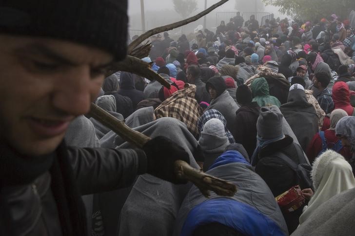 © Reuters. صربيا ومقدونيا تسمحان فقط بدخول المهاجرين السوريين والعراقيين والأفغان