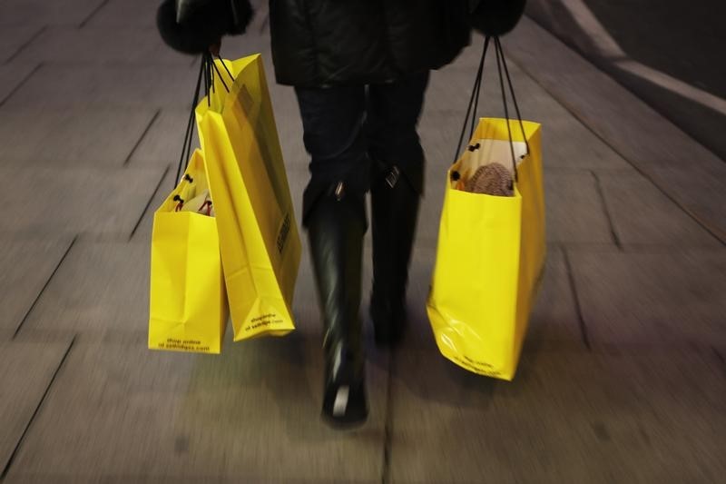 © Reuters. A woman carries shopping bags on Oxford Street in London