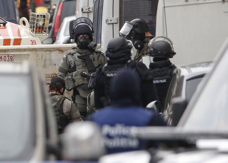 © Reuters. الشرطة البلجيكية تقوم بمداهمات في بروكسل لها صلة بهجمات باريس