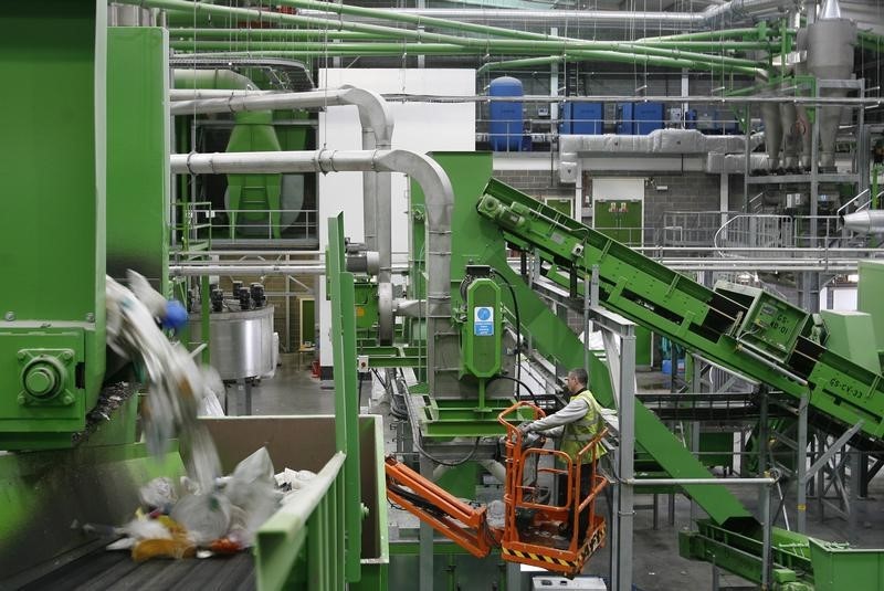 © Reuters. A worker operates machinery at the Closed Loop recycling plant in Dagenham east London