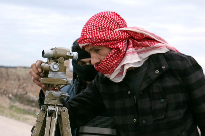 © Reuters. جيش الإسلام يقول إنه يدرس اقتراحا بوقف إطلاق النار قرب دمشق