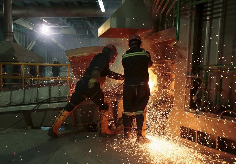© Reuters. Рабочие в цеху оловоплавильного завода Ausmelt в боливийском городе Винто