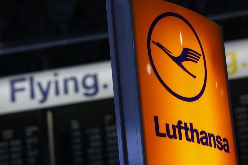 © Reuters. A Lufthansa airline logo is pictured in Frankfurt airport