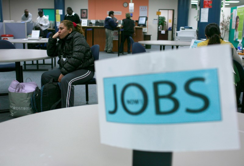 © Reuters. LE MARCHÉ DU TRAVAIL RESTE ROBUSTE AU ÉTATS-UNIS