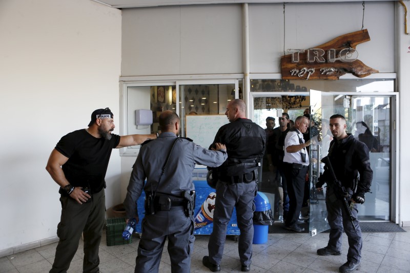 © Reuters. الشرطة الإسرائيلية تعلن مقتل شخصين في عملية طعن نفذها فلسطيني بتل أبيب