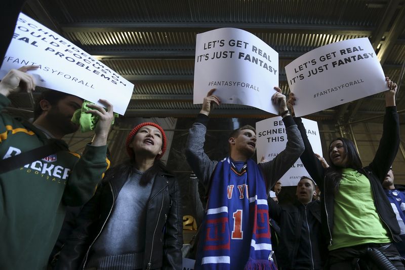 © Reuters. People protest in front of New York Attorney General Eric Schneiderman's office following his decision to shut down fantasy sports sites FanDuel and DraftKings, in the Manhattan borough of New York