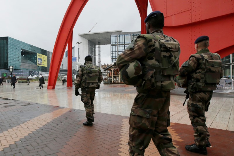 © Reuters. NEUF FRANÇAIS SUR DIX APPROUVENT LE VIRAGE SÉCURITAIRE