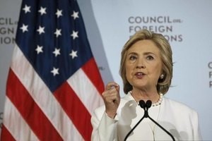 © Reuters. Clinton presenta enfoque más duro frente al Estado Islámico que Obama