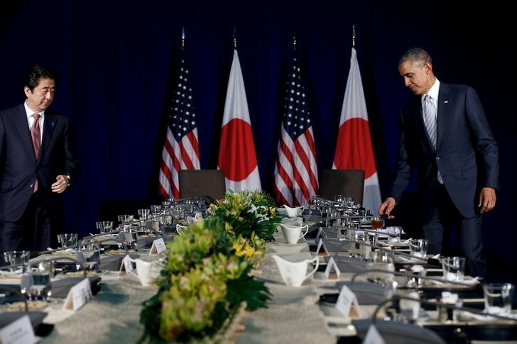 © Reuters. Premiê japonês Abe e presidente dos EUA Obama durante reunião em Manila