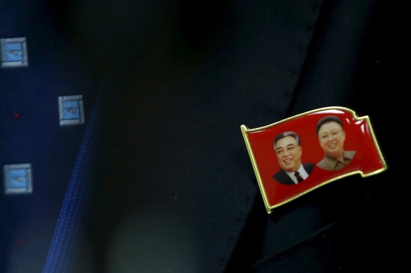 © Reuters. A lapel pin bearing the likeness' of former North Korean Leaders Kim il Sung and Kim Jong-il is seen on Ri Hung Sik, Ambassador at-large of the North Korean Foreign Ministry during a news conference in New York 