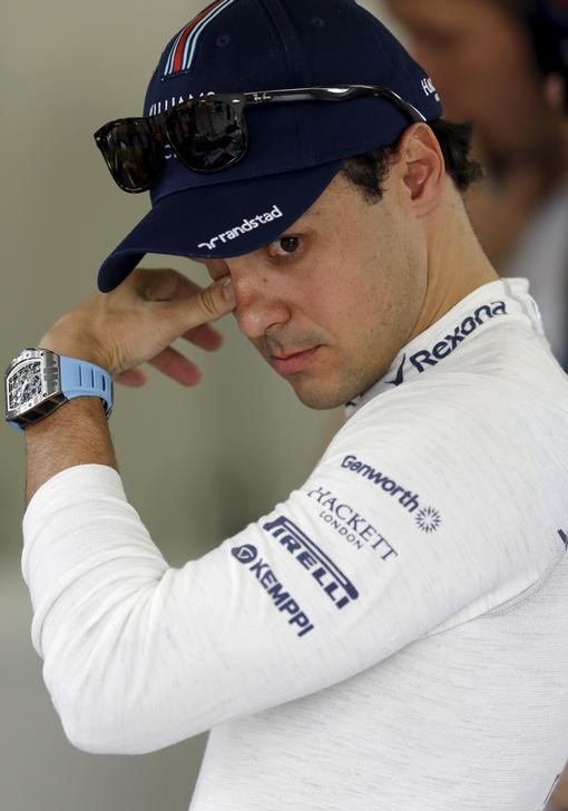 © Reuters. Felipe Massa se prepara para treino livre do Grande Prêmio do Brasil de Fórmula 1