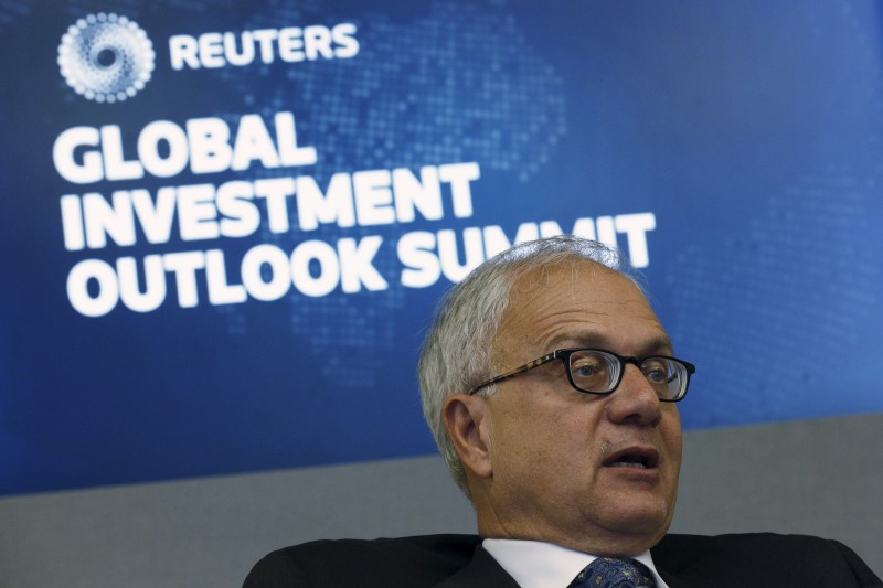 © Reuters. Ed Yardeni, president of Yardeni Research Inc, speaks at the Reuters Global Investment Summit in New York 