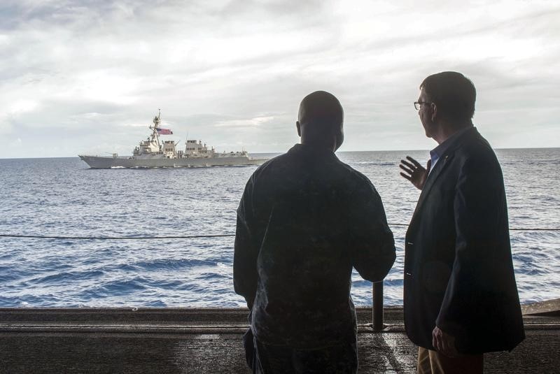 © Reuters. U.S. Secretary of Defense Carter speaks with U.S. Navy Cmdr. Francis aboard the USS Theodore Roosevelt in South China Sea