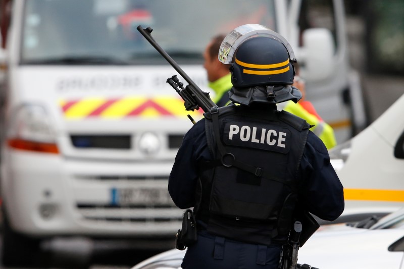 © Reuters. مسؤولون:اربعة على الاقل من منفذي هجمات باريس مدرجون على قوائم امريكية