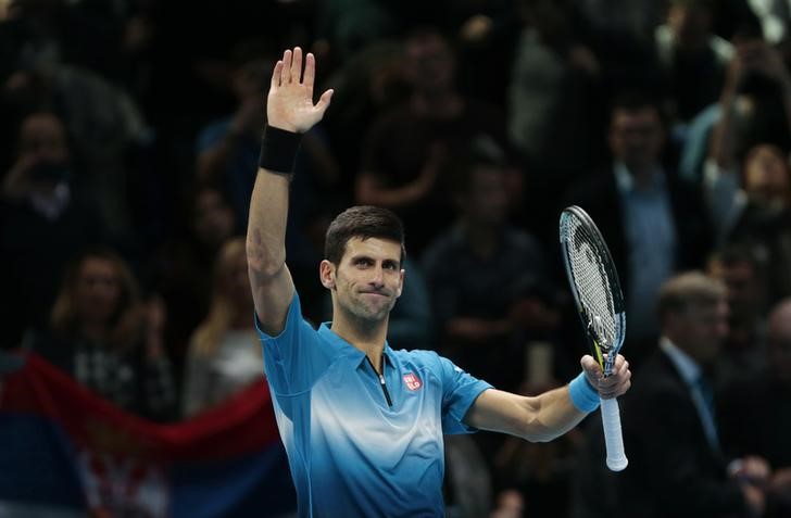 © Reuters. Djokovic se clasifica para semifinales del Masters de ATP, chocará con Nadal