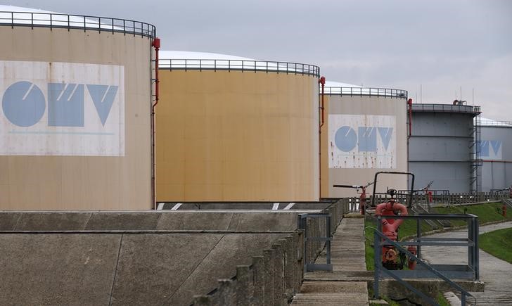 © Reuters. Нефтехранилища на НПЗ OMV в Швехате