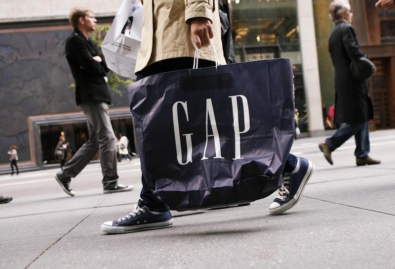 © Reuters. Человек с пакетом Gap на 5-й авеню в Нью-Йорке