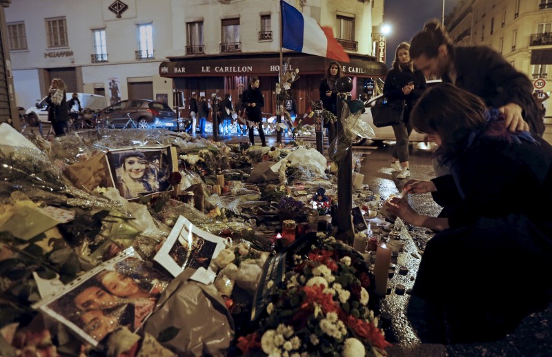 © Reuters. HOMMAGE NATIONAL AUX VICTIMES DES ATTENTATS DE PARIS LE 27 NOVEMBRE AUX INVALIDES