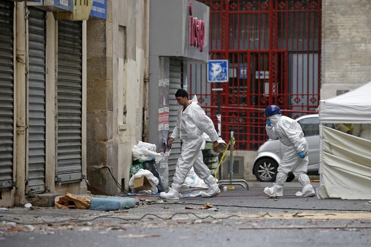 © Reuters. TROIS PERSONNES ONT ÉTÉ TUÉES DANS L'ASSAUT DE SAINT-DENIS