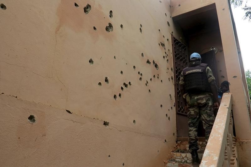 © Reuters. Un poliziotto del Mali