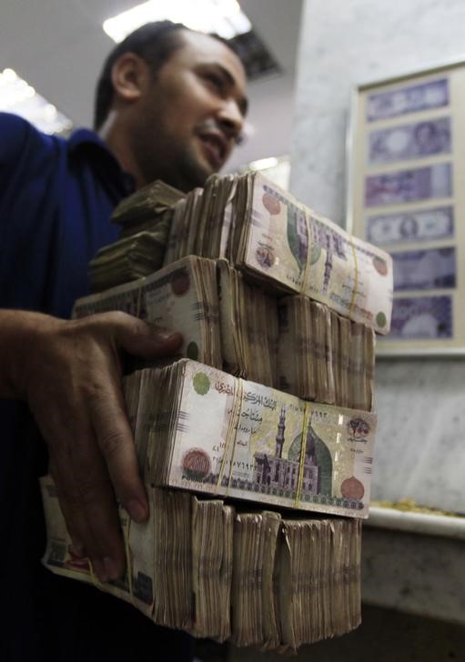 © Reuters. وكالة: قروض 1.5 مليار دولار تدخل ميزانية مصر قبل نهاية العام