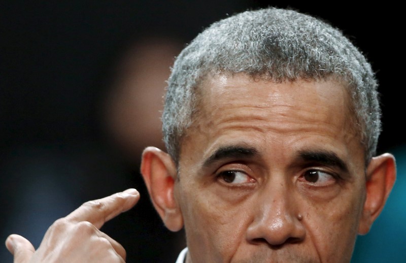 © Reuters. أوباما يؤكد انه لا يصبغ شعره