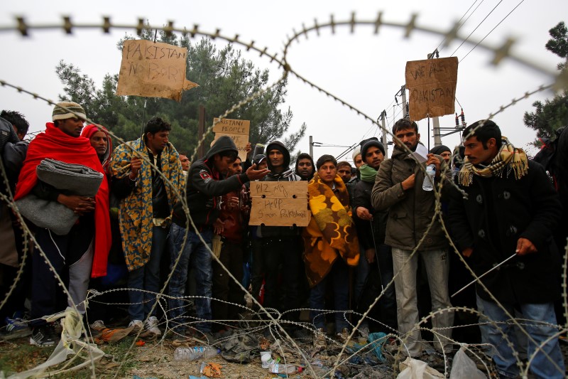 © Reuters. Agencias de ayuda deploran medidas de control de fronteras en los Balcanes