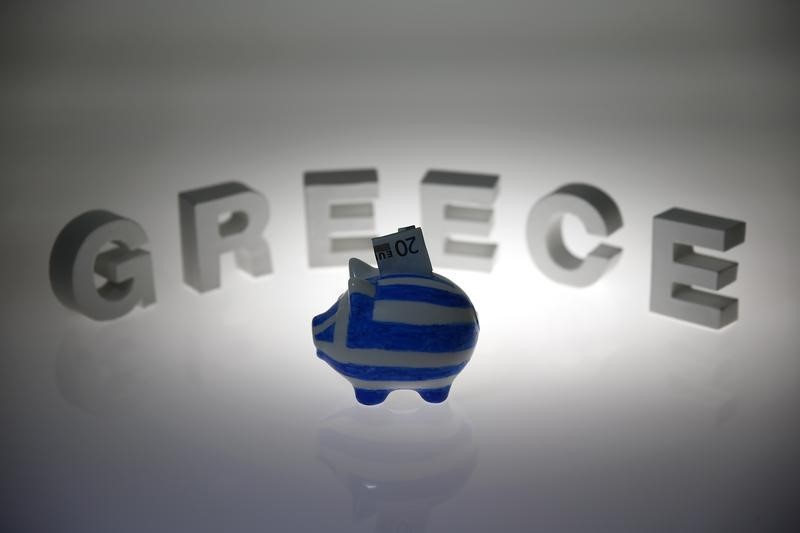 © Reuters. LES INSTITUTIONS RECOMMANDENT DE VERSER UNE AIDE À LA GRÈCE