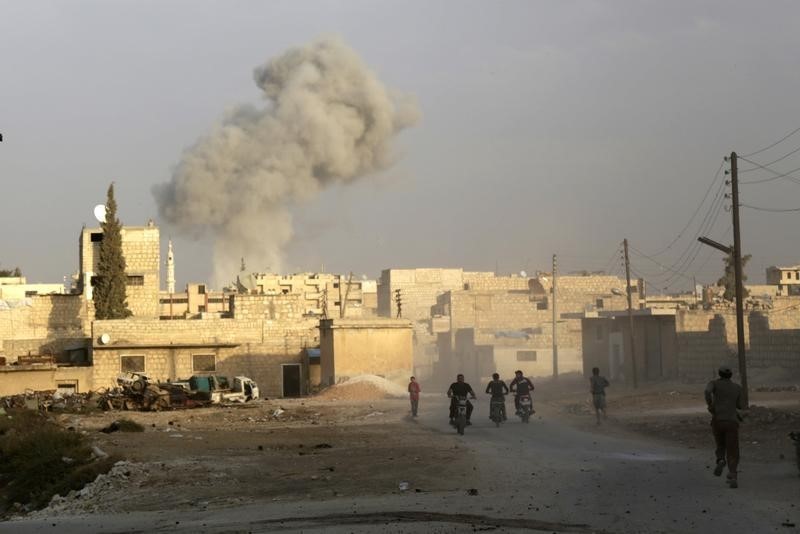 © Reuters. المرصد: مقاتلات روسية وسورية تقصف مناطق للدولة الإسلامية