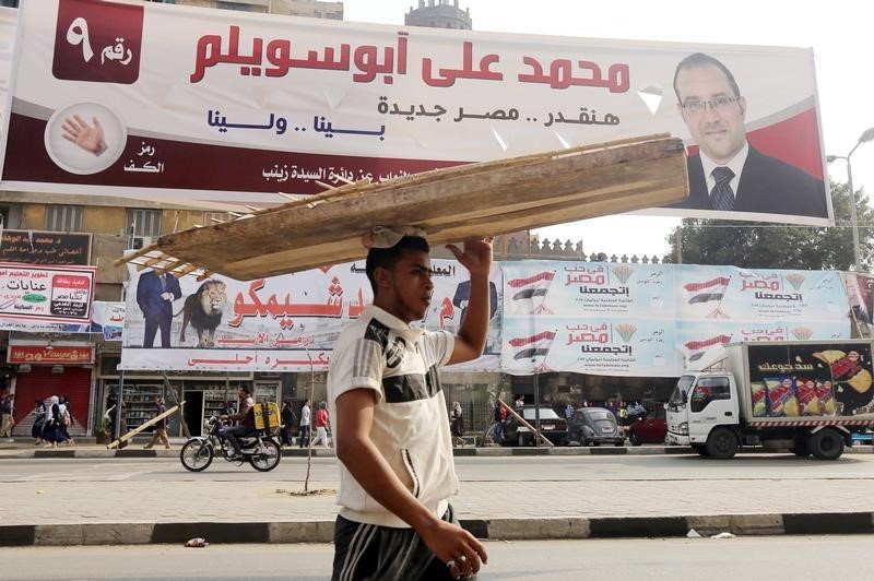 © Reuters. بائع صحف مرشح لانتخابات مصر: الناس تريد حقوقها فقط