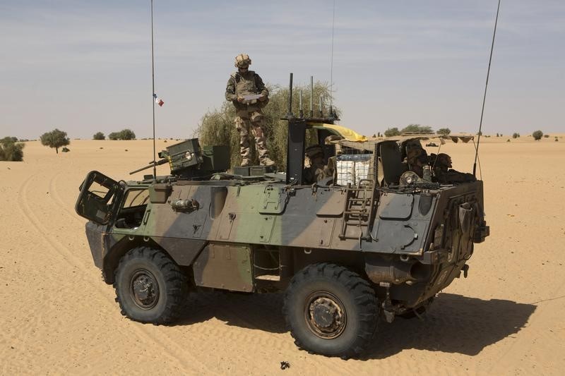 © Reuters. فرنسا تقول إنها أرسلت وحدة من القوات الخاصة إلى مالي