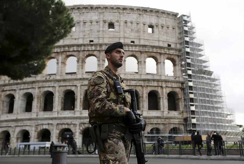 © Reuters. روما تضع أجهزة للكشف عن المعادن عند الكولوسيوم بعد هجمات باريس