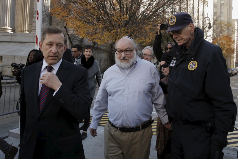 © Reuters. Convicted Israeli spy Jonathan Pollard who was released from a U.S. federal prison in North Carolina overnight, leaves U.S. District court in the Manhattan borough of New York