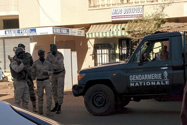 © Reuters. Unas 27 personas mueren en la toma de rehenes en un hotel de Mali