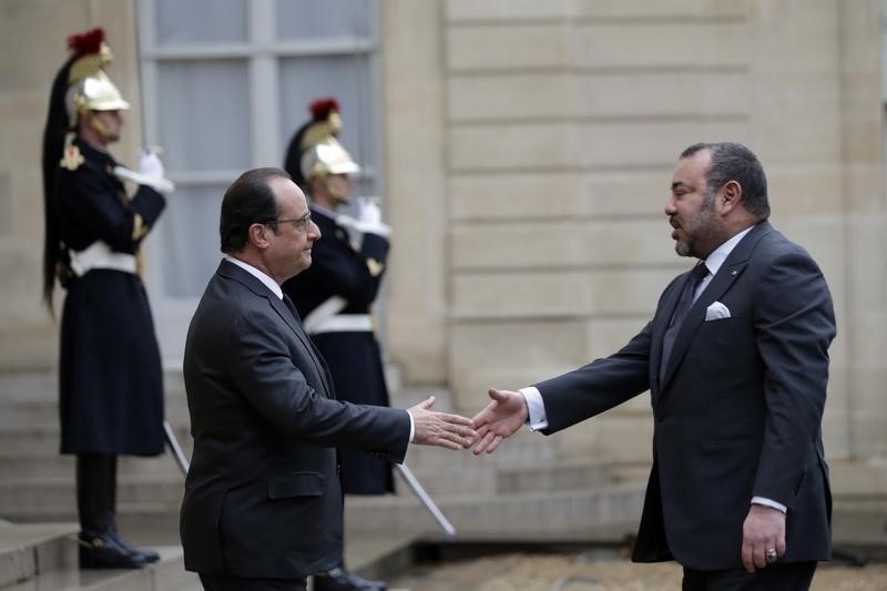 © Reuters. أولوند يشكر عاهل المغرب على مساعدة الرباط بعد هجمات باريس