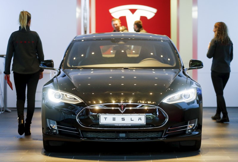 © Reuters. A Tesla car 'Model S' sits in a dealership in Berlin