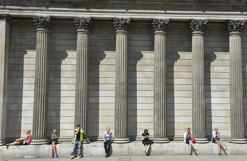 © Reuters. Workers relax during the lunch hour outside the Bank of England in the City of London