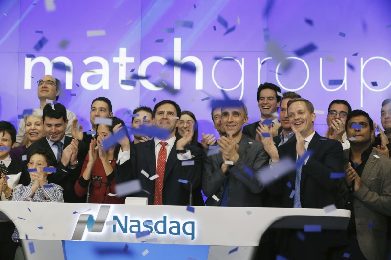 © Reuters. Blatt and Yagan celebrate the Match Group's IPO at the NASDAQ stock exchange