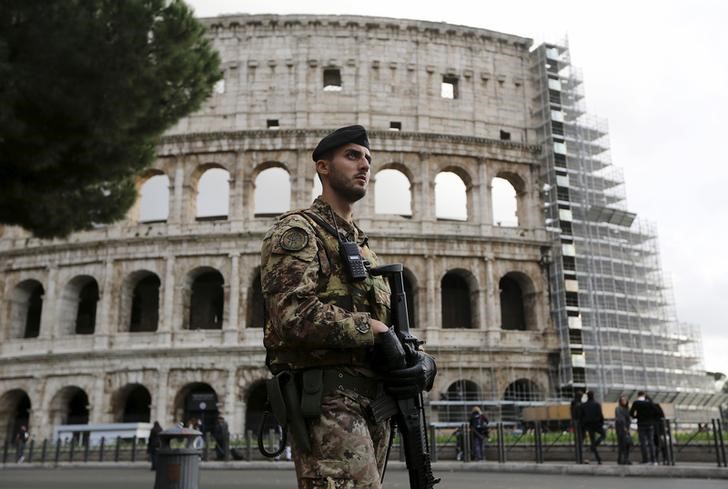 © Reuters. Soldado italiano patrulha o Coliseu, em Roma.