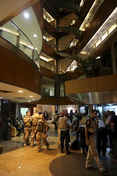 © Reuters. Soldados franceses dentro de hotel Radisson em Bamako, Mali, após libertação de reféns de ataque que deixou ao menos 27 mortos.