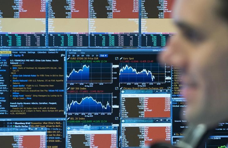 © Reuters. Operadora na mesa de negociações do Banco KBC em Bruxelas.